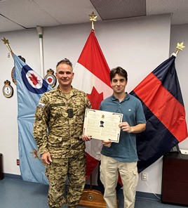 Guy Thivierge et Sam Lamontagne. Sam prépare une maîtrise en génie à l'Université Queen's.