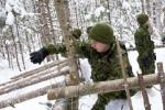 Cpl David Houde builds a lean-to during the winter warfare course conducted at Lake Hayes //  Le cpl David Houde construit un appentis lors du cours de guerre hivernale qui s’est déroulé au Lac Hayes.  Le cpl David Houde construit un appentis lors du cours de guerre hivernale qui s’est déroulé au Lac Hayes.     (Photo: Lt Isabelle Provost)