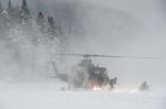 Engineers perform a helicopter insertion on Lake Hayes during Ex DÉMINEUR POLAIRE.  // Les ingénieurs effectuent une insertion en hélicoptère sur le Lac Hayes lors de l’ex DÉMINEUR POLAIRE.  (Photo: Lt Isabelle Provost)