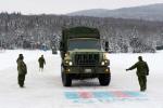 An MSVS crosses the ice bridge built on Lake Hayes during Ex DÉMINEUR POLAIRE.  // Un MSVS traverse la piste de glace préparée sur le Lac Hayes lors de l’ex DÉMINEUR POLAIRE.  (Photo: Lt Isabelle Provost)