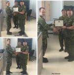 Students receiving certificates // Les étudiants reçoivent leurs certificats.