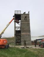 Members of 2 Combat Engineer Regiment rappel down and prepare the high wall for deconstruction // Les membres du 2e Régiment de génie du combat font une descente en rappel et se préparent à démonter le mur élevé