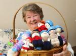 Shirley O’Connell is appealing to the knitting community to help make crocheted Izzy Dolls for refugee children when they arrive in Canada // Shirley O’Connell fait appel à la communauté du tricot pour fabriquer des poupées Izzy à l’intention des enfants réfugiés arrivant au Canada - Photo: Jean Levac / Ottawa Citizen