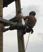 Cpl Fugere of 2 Combat Engineer Regiment works to remove the last decking board while stabilizing between two supports // Le Cpl Fugere du 2e Régiment de génie de combat s’affaire à retirer la dernière planche tout en se stabilisant entre deux poutres