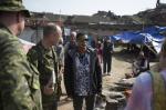 WO Steve Winstanley speaks with a local volunteer inside a camp for Internally Displaced Persons during a reconnaissance patrol by elements of the DART // L&rsquo;adjudant Steve Winstanley parle avec un bénévole local dans un camp de personnes déplacées (IDP) au cours d'une patrouille de reconnaissance