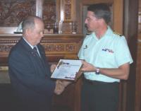 Col John Tattersall presenting the J3 Engr Ops Certificate to Mr. Neale //  Le col John Tattersall présente le certificat du J3 Génie Ops à M. Neale