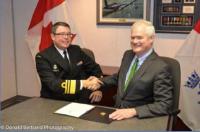 VAdm Mark Norman, Commander of the RCN, and Mr. Jaime Pitfield, ADM(IE), signed the Transfer of Command Authority in Ottawa on April 1, 2015 to transfer all RCN real property to ADM(IE). // Le Vam Mark Norman, commandant de la MRC et M. Jaime Pitfield, SMA(IE), signent le transfert du pouvoir de commandement à Ottawa le 1er avril 2015 en vue de transférer tous les biens immobiliers de la MRC au SMA(IE).