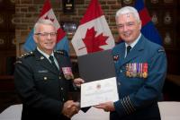 Colonel commandant du GMC, Bgén Steve Irwin (Ret) et le Colonel K.G. Horgan Date de présentation: 26 juillet 2017, Ottawa