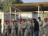 Le sergent Don Read, qui fait partie de l’Équipe d’instruction sur la COIC, donne de la rétroaction à des membres des Forces de sécurité irakiennes après une journée d’instruction, en novembre 2018. Photo : Imagerie de l'opération IMPACT