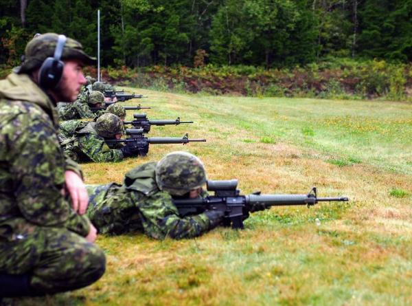 Assistant Range Safety Officer MCpl Wotherspoon supervises soldiers conducting PWT 2 qualifications at Vokes Range
