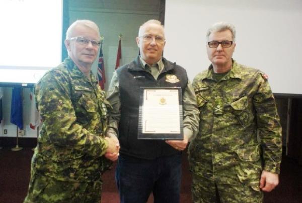 De gauche à droite, le colonel commandant, bgén Steve Irwin (Retraité), l’Adjum Craig Tucker et le Chef – Génie militaire des FAC, Mgén Karl McQuillan – 11 février 2016 - Gagetown