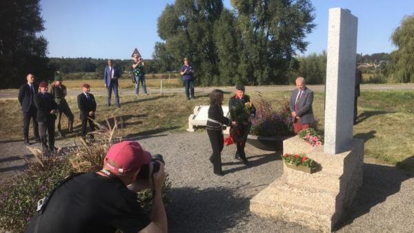 Canadian Ambassador and Military Attache to The Netherlands lay a wreath at the Op BERELIN Memorial in Driel (19 Sep 2020)