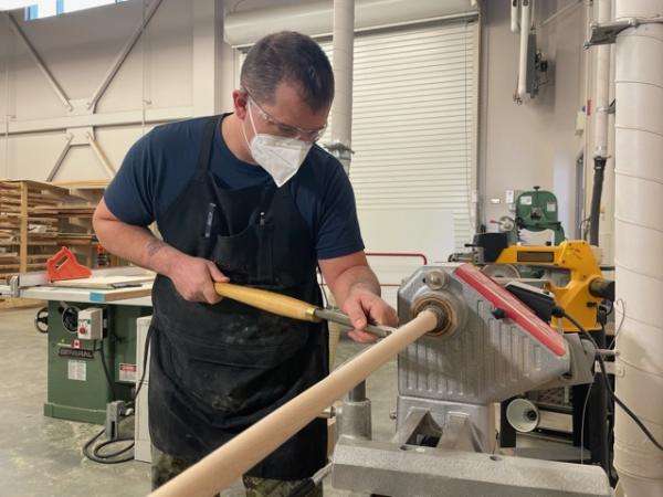 Cpl Jeff Pesklevits is a Construction Technician and is employed as a carpenter at 192 CE Fl in Aldergrove, BC. Photo: MCpl David Low, 192 CE Fl. // Le cpl Jeff Pesklevits est un technicien en construction et travaille comme menuisier à la 192e EGC à Aldergrove, en CB. Photo : Cplc David Low, 192e EGC.
