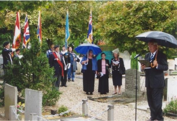 Graveside Remembrance 14 Sep 2004 attended by two of Spr Magnusson's nieces