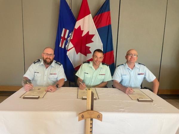 CoA Ceremony (L-R) The new RPOU-W RSM, CWO Craig Watts, RPOU-W CO, LCol Johnathan Hallett, and outgoing RPOU-W RSM, CWO Eric Barney. Photo by Maj Michael Mueller