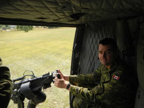 MCpl Sutherland playing door gunner on C-146 famil flight // Le Cplc Sutherland s’improvise mitrailleur de porte lors d’un vol de familiarisation à bord du CH146