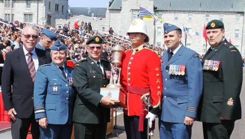 26420 OCdt William Antoine Carle receives trophy from BGen Steve Irwin, Col Comdt. See text for photo details // 26420 OCdt William Antoine Carle recu le trophée du BGen Steve Irwin, Col Comdt.  Voir la texte pour les détails