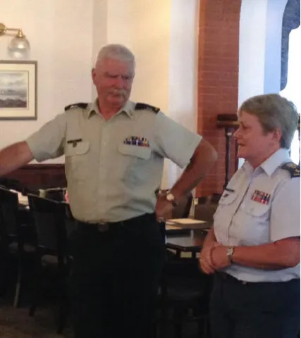 Ch Mil Engr MGen CT Whitecross and CWO Keith Jones at his retirement. // L'ingénieure militaire en chef, le Mgén CT Whitecross, et l'Adjuc Keith Jones à sa retraite.