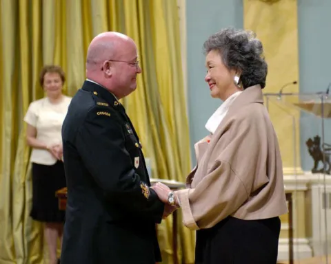 Her Excellency the Right Honourable Adrienne Clarkson, Governor General of Canada presents the Meritorious Service Decorations to CWO DG Fox. The presentation ceremony was held at Rideau Hall, Monday 30 May 2005 // Son Excellence la très honorable Adrienne Clarkson, Gouverneure générale du Canada, présente la décoration pour service méritoire à l’adjuc DG Fox La cérémonie de remise a eu lieu à Rideau Hall, à Ottawa, le lundi 30 mai 2005
