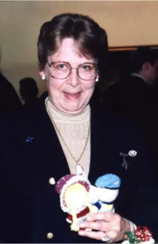 Mrs. Carol Isfeld with an Izzy doll // Mme Carol Isfeld avec une « poupée Izzy »