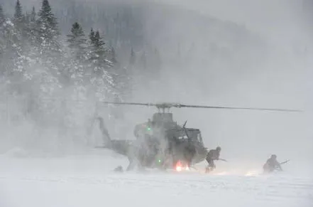 Engineers perform a helicopter insertion on Lake Hayes during Ex DÉMINEUR POLAIRE.  // Les ingénieurs effectuent une insertion en hélicoptère sur le Lac Hayes lors de l’ex DÉMINEUR POLAIRE.  (Photo: Lt Isabelle Provost)