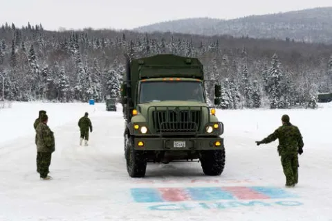 An MSVS crosses the ice bridge built on Lake Hayes during Ex DÉMINEUR POLAIRE.  // Un MSVS traverse la piste de glace préparée sur le Lac Hayes lors de l’ex DÉMINEUR POLAIRE.  (Photo: Lt Isabelle Provost)