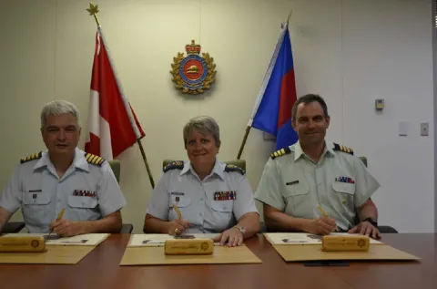 (De gauche à droite) Le Col K.G. Horgan, CD (nouveau conseiller du service du GMC), le Mgén C.T. Whitecross, OMM, CD (ingénieur militaire en chef des FAC) et le Lcol M.A. Gasparotto, MSM, CD (conseiller sortant du service du GMC par intérim) signent les parchemins de changement de fonctions.