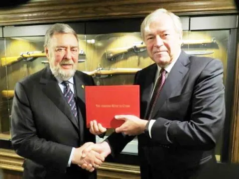 M. Hamilton presents copy to HCol Gil Taylor, Toronto Scottish // M. Hamilton remet un exemplaire du livre au Col hon Gil Taylor du Toronto Scottish Regiment  Photo: Sgt Peter Moon