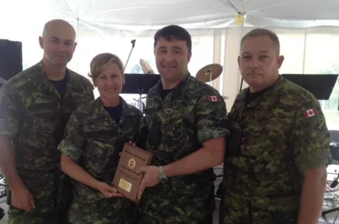 Maj Craig Crawley a été le premier récipiendaire du prix Tracy Braun Memorial Award.  (L-R // G-D)  CWO/Adjuc Gilles Caouette, Col Darlene Quinn, Maj Craig Crawley and/et MWO // Adjum Garnet Knight.