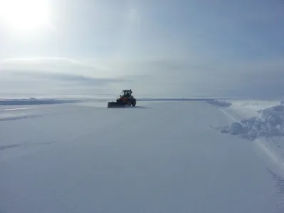 Station Nord members conduct runway clearing Ops // Des membres de la Station Nord mènent des opérations de dégagement de pistes.