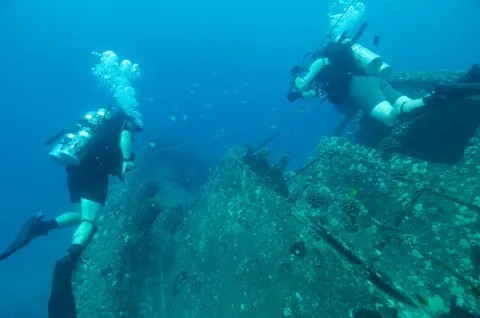Les plongeurs de combat, Lt Josh Bennett (gauche) et Sgt Nathan Miller fouillent l’épave d’un navire au large des côtes de Pearl Harbor, à Hawaï, durant l’exercice RIMPAC 2016