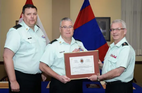CWO R.G. Swift (the new CME Branch CWO), CWO K.A. Patterson and the CME Branch Col Cmdt, BGen S.M. Irwin (Ret’d). Presentation date: 7 May 2015/L’Adjuc R.G. Swift (nouvel Adjuc de la Branche du GMC), l’Adjuc K.A. Patterson et le Col Cmdt de la Branche du GMC, le Bgén S.M. Irwin (à la retraite). Date de la présentation : 7 mai 2015 