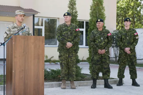 LCol Gavryluk speaks to Ukrainians and Canadians during a ceremony to present certificates during Operation UNIFIER in Ukraine. // Lcol Jason Guiney, commandant de la Force opérationnelle interarmées en Ukraine, parle aux ukrainiennes et canadiennes lors d’une cérémonie pour la présentation de certificats aux instructeurs des ukrainiennes et canadiens pendant l’opération UNIFIER en Ukraine. (Photo : Caméra de combat des Forces canadiennes, MDN)