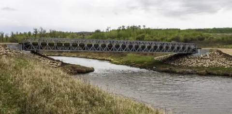 The Purple Bridge, a 40-metre modular steel equipment structure, was completed in time for MAPLE RESOLVE // La construction du pont Purple, une structure modulaire en acier mesurant 40 m, s’est achevée à temps pour l’exercice MAPLE RESOLVE 2016