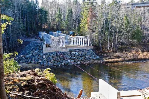 Members of 4 ESR, Gagetown push the Acrow bridge spanning the Tetagouche River outside Bathurst, N.B., during Ex NIHILO SAPPER 16. Photo: WO Jerry Kean