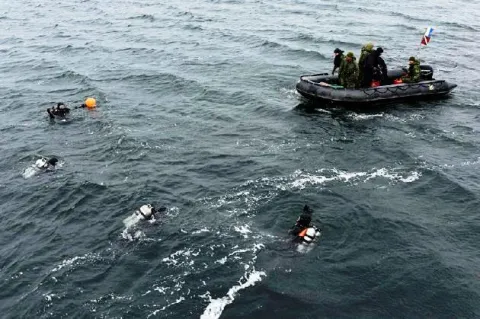Fleet Diving Unit (Atlantic) clearance divers and 4 ESR members search the waters off the Port of Belledune, N.B., during Ex NIHILO SAPPER 16. Photo: WO Jerry Kean